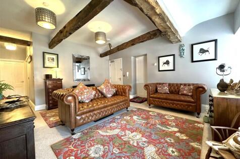 Generous Beamed Living Room 090