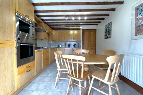 Spacious Dining Kitchen 707
