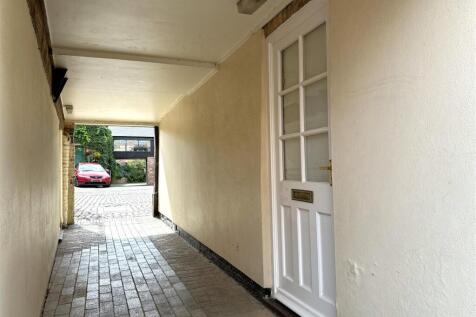 Covered Entrance Passage 690