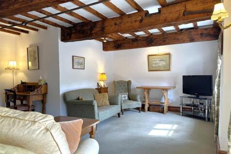 L-Shaped Living Space 712