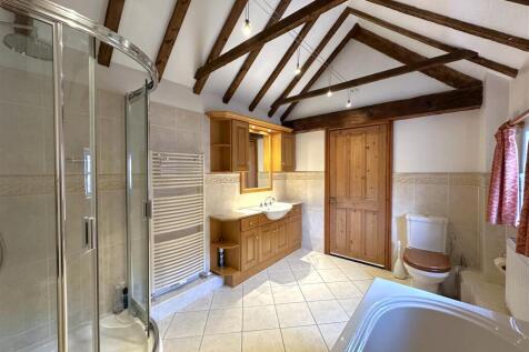Generous Bathroom 373