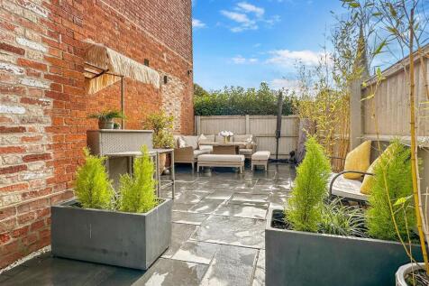 Charming Low-Maintenance Garden 892