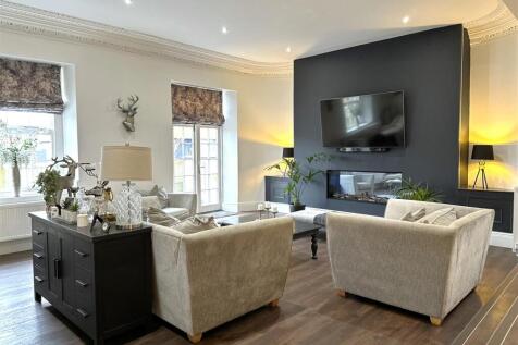 Lovely Living Space 652