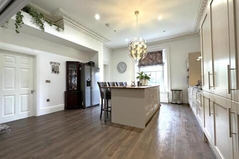 Large, Lavish Kitchen 626