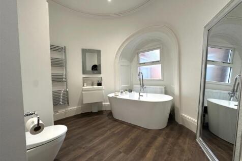 Stunning Family Bathroom 572