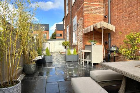 Enclosed Garden 898