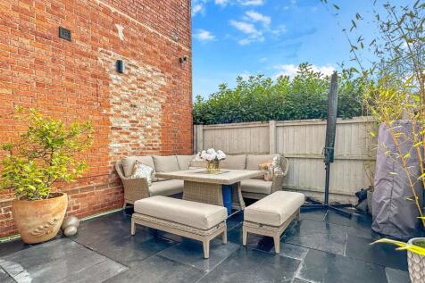 Secluded Seating Area 895