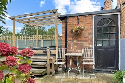 Outbuilding &amp; Entertainment Space 231
