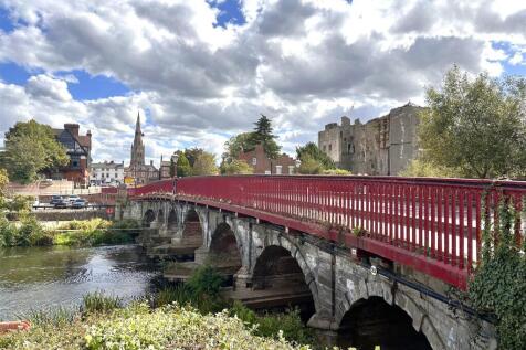 Delightful Town Centre Setting 642