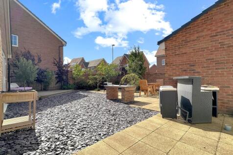 Delightfully Landscaped Garden 984
