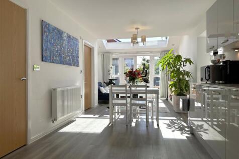 OPEN-PLAN Living/Dining Area 951