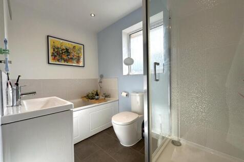 Four-Piece Family Bathroom 906