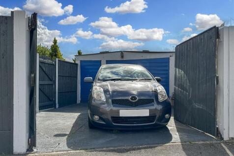 GARAGE &amp; Gated Driveway 477