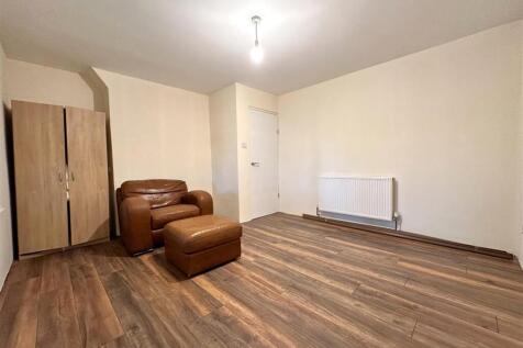 Generous Reception Room 023