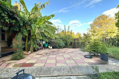 Extensive Paved Seating Area 080