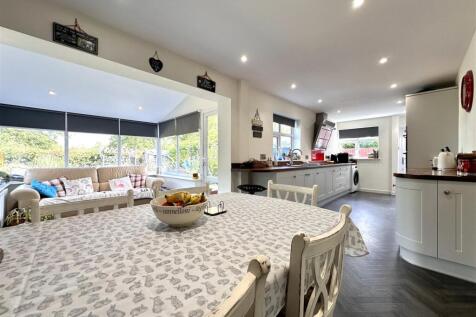 OPEN-PLAN Living/Dining Kitchen 871