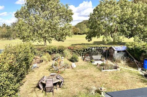 Rear Garden &amp; Unspoiled Outlook 908