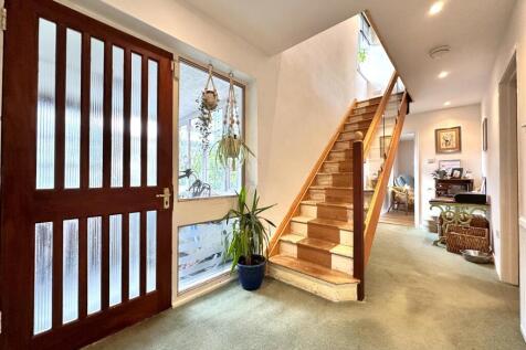 Spacious Entrance Hall 857
