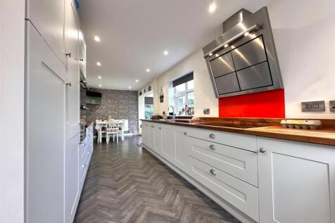 Extensive Dining Kitchen 861