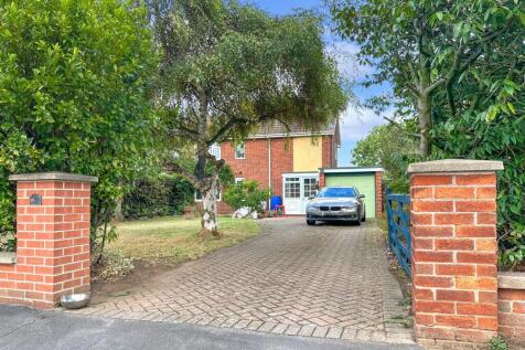 Pillared Entrance &amp; Block Paved Driveway 938