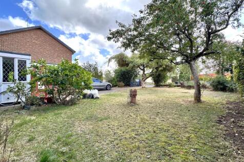 Substantial Front Garden 948
