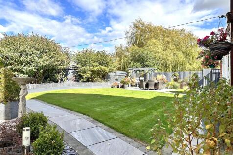 Beautifully Landscaped Garden 514