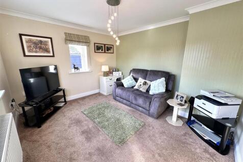 Dual-Aspect Sitting/Dining Room 665