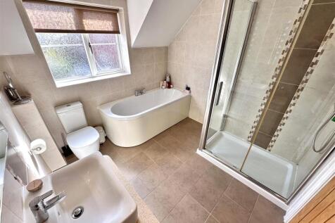 Four-Piece Family Bathroom 562