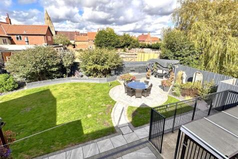 Well-Appointed Private Garden 579