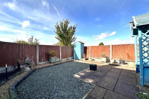 Low-Maintenance Garden 907