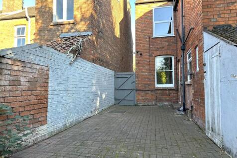 Extensive Block Paved Seating Area 366