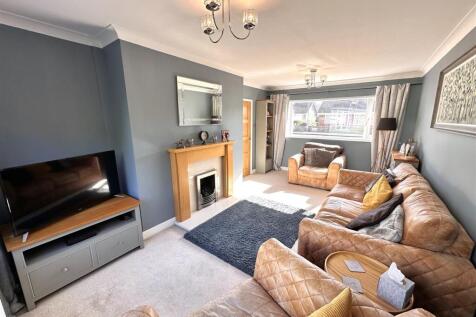 Large Dual-Aspect Living Room 480