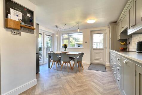 Generous Dining Kitchen 499