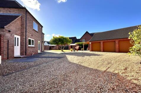Substantial Driveway &amp; TRIPLE Garaging 228
