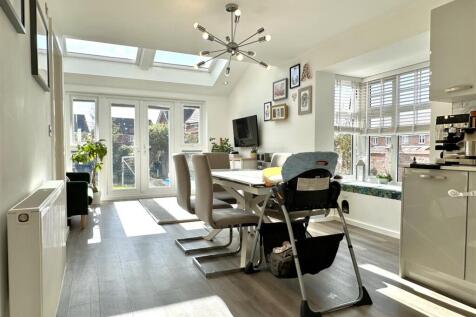 OPEN-PLAN Living/Dining Space 481