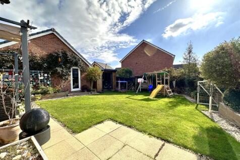 Landscaped SOUTH-FACING Garden 503