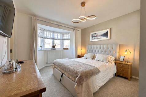 Bay-Fronted Master Bedroom 387