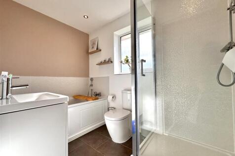 Four-Piece Family Bathroom 412