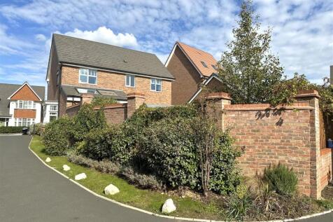 Side Garden &amp; Walled Boundary 565