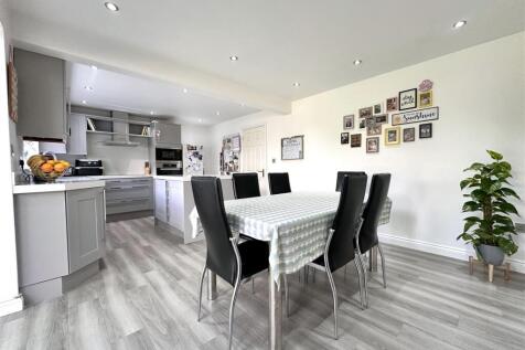 Spacious Dining Kitchen 283