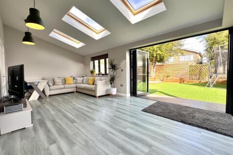 Large Family Room With Bi-Fold Doors 349