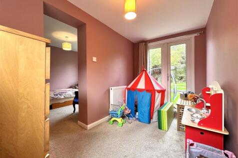 Dressing/Play Room 990