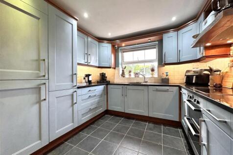 Modern Fitted Kitchen 519