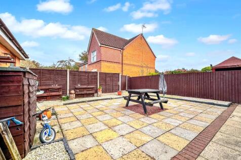 Generous Low-Maintenance Rear Garden 542