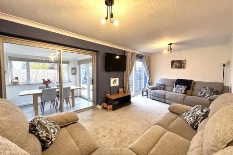 Generous Living Room 056