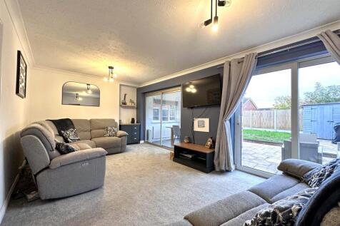 Sizeable Living Room 050