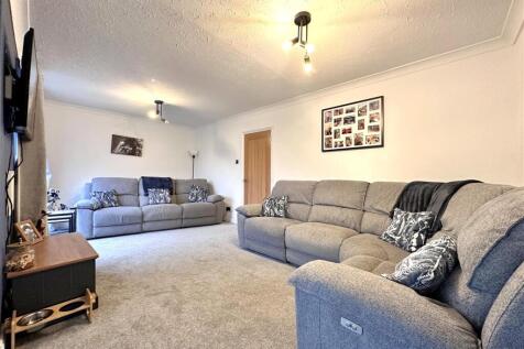 Spacious Reception Room 038