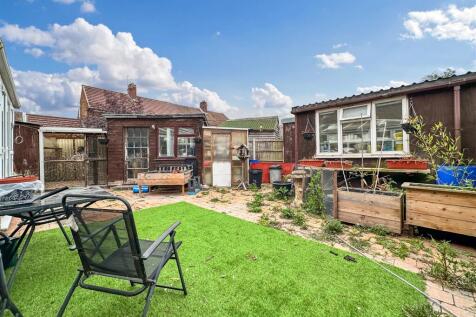 Enclosed Rear Garden 850