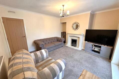 Generous Living Room 816