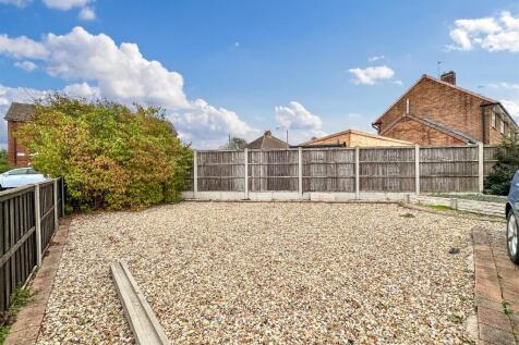 Gravelled Side Garden/ Driveway Space 866